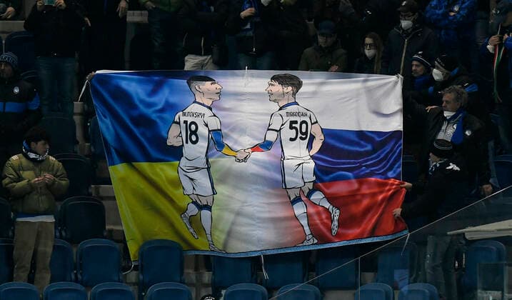 IPP20220310 Football - soccer: UEFA Europa League 2021 2022, Atalanta Bergamo - Bayer 04 Leverkusen, uno striscione dei tifosi dell™Atalanta per la pace con le bandiere di Russia e Ucraina (Verwendung nur in Deutschland - GERMANY ONLY) *** IPP20220310 Football soccer UEFA Europa League 2021 2022, Atalanta Bergamo Bayer 04 Leverkusen, uno striscione dei tifosi dell™Atalanta per la pace con le bandiere di Russia e Ucraina Use only in Germany GERMANY ONLY 