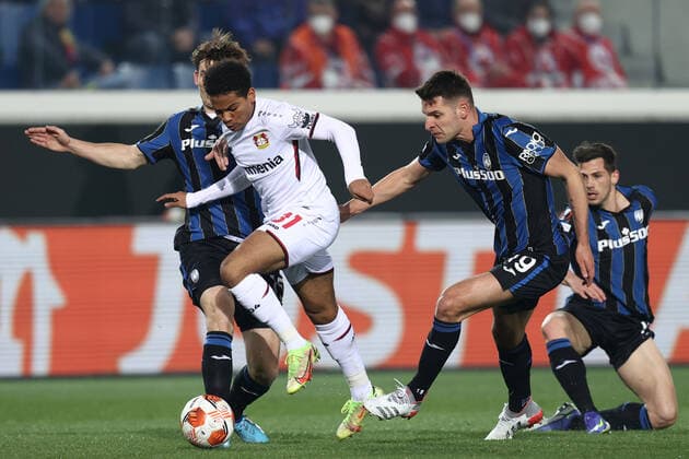Amine Adli (Bayer 04 Leverkusen), Marten De Roon (Atalanta BC) and Berat Djimsiti (Atalanta BC) battle for the ball during Atalanta BC vs Bayer Leverkusen, football Europa League match in Bergamo, Italy, March 10 2022  Copyright: xFrancescoxScaccianocex xipa-agenx xx 0