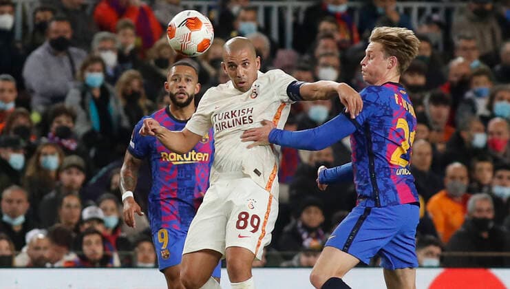 Partido de ida de octavos de final de la UEFA Europa League entre el FC Barcelona, Barca y el Galatasaray SK. En la imagen, Sofiane Feghouli (Galatasaray) intenta controlar el balon bajo presion. 1 16 UEFA Europa League first leg match between FC Barcelona and Galatasaray SK. In this picture, Sofiane Feghouli (Galatasaray) tries to control the ball under pressure. 