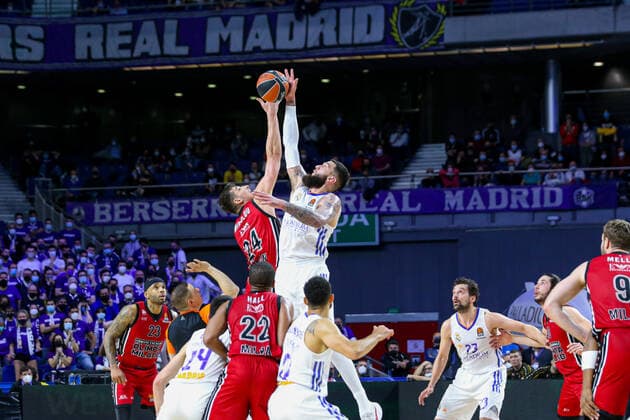 Sport Bilder des Tages 10th March 2022; Wizink Center; Madrid, Spain; Turkish Airlines Euroleague Basketball; Spain, Real Madrid vs AX Armani Exchange Milan; Vincent Poirier (Madrid) andKonstantinos Dinos Mitoglou (Milan) Madrid Spain Basketball Copyright: xAlbaxPachecox xAgenciaxLOFx