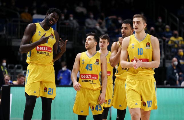 Christ Koumadje, Tamir Blatt, Johannes Thiemann, Tim Schneider Aktion Oberkoerper Oberkörper Basketball Euroleague EL Herren Saison 2021 2022 10.03.2022 ALBA Berlin vs. Olympiakos Piräus