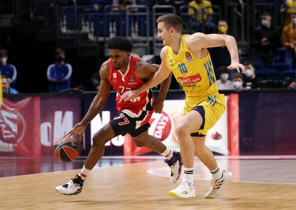 Shaquielle McKissic, Tim Schneider Aktion Spielszene Zweikampf Basketball Euroleague EL Herren Saison 2021 2022 10.03.2022 ALBA Berlin vs. Olympiakos Piräus