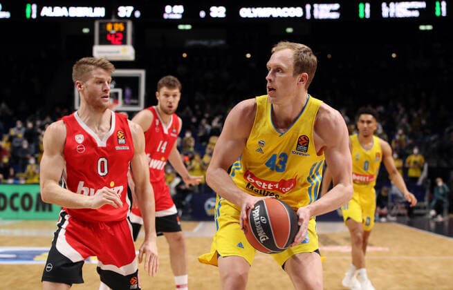 Thomas Walkup, Luke Sikma Aktion Spielszene Zweikampf Basketball Euroleague EL Herren Saison 2021 2022 10.03.2022 ALBA Berlin vs. Olympiakos Piräus