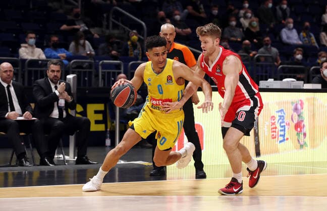 Maodo Lo, Thomas Walkup Aktion Spielszene Zweikampf Basketball Euroleague EL Herren Saison 2021 2022 10.03.2022 ALBA Berlin vs. Olympiakos Piräus