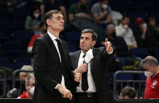 Trainer Georgios Bartzokas, Co Trainer Christos Pappas Basketball Euroleague EL Herren Saison 2021 2022 10.03.2022 ALBA Berlin vs. Olympiakos Piräus