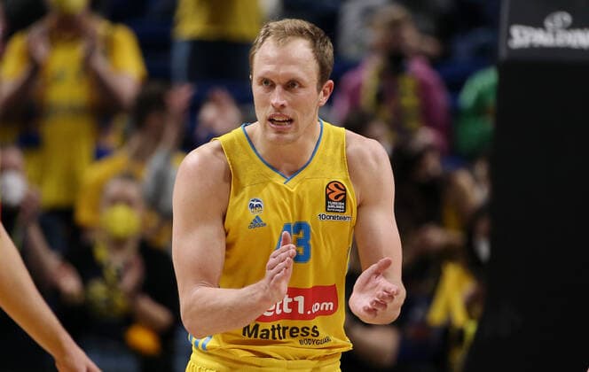 Luke Sikma anfeuernd klatschend Aktion Oberkoerper Oberkörper Basketball Euroleague EL Herren Saison 2021 2022 10.03.2022 ALBA Berlin vs. Olympiakos Piräus