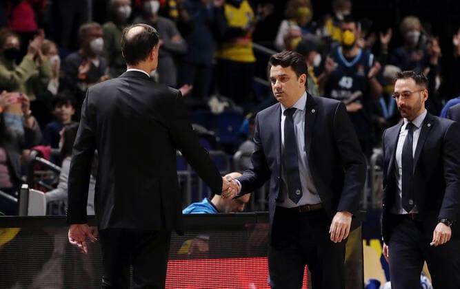 Trainer Georgios Bartzokas, Trainer Israel Gonzales shake hands nach dem Spiel Basketball Euroleague EL Herren Saison 2021 2022 10.03.2022 ALBA Berlin vs. Olympiakos Piräus
