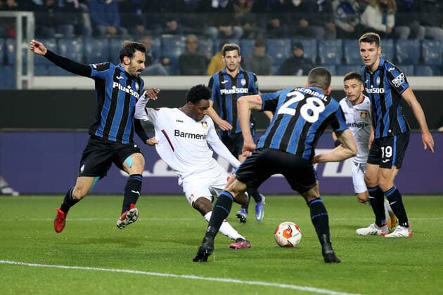 BERGAMO, ITALY - MARCH 10: Jeremie Frimpong defender Bayer 04 Leverkusen fights for the ball with Davide Zappacosta midfielder for Atalanta B.C. and Merih Demiral defender for Atalanta B.C. during the Europa League football match between Atalanta and Leverkusen at Gewiss Stadium on March 10, 2022 in Bergamo, Italy. (Photo by Stefano Nicoli Speed Media Icon Sportswire) SOCCER: MAR 10 Europa League - Leverkusen at Atalanta Icon220310017