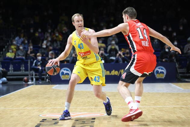 Sport Bilder des Tages DEU, Europa League, ALBA vs. Olympiacos Piraeus, 10.03.2022, Mercedes-Benz-Arena, Berlin, DEU, Europa League, ALBA vs. Olympiacos Piraeus, im Bild Luke Sikma (ALBA Berlin 43), Sasha Vezenkov (Olympiacos Piraeus 14)