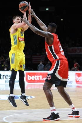 DEU, Europa League, ALBA vs. Olympiacos Piraeus, 10.03.2022, Mercedes-Benz-Arena, Berlin, DEU, Europa League, ALBA vs. Olympiacos Piraeus, im Bild Lammers (ALBA Berlin 55), Moustapha Fall (Olympiacos Piraeus 10)