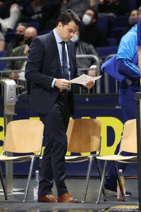 DEU, Europa League, ALBA vs. Olympiacos Piraeus, 10.03.2022, Mercedes-Benz-Arena, Berlin, DEU, Europa League, ALBA vs. Olympiacos Piraeus, im Bild Cheftrainer Israel Gonzalez (ALBA Berlin)
