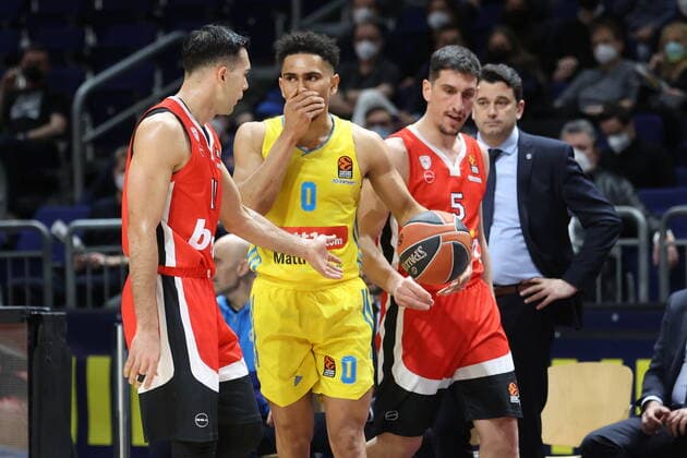 DEU, Europa League, ALBA vs. Olympiacos Piraeus, 10.03.2022, Mercedes-Benz-Arena, Berlin, DEU, Europa League, ALBA vs. Olympiacos Piraeus, im Bild Maodo Lo (ALBA Berlin 0), Cheftrainer Israel Gonzalez (ALBA Berlin), Kostas Sloukas (Olympiacos Piraeus 11), Giannoulis Larentzakis (Olympiacos Piraeus 5),