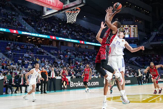 Real Madrid v AX Armani Exchange Milan - Turkish Airlines EuroLeague Devon Hall (AX Armani Exchange Milan) thwarted by Gabriel Deck (Real Madrid) during the Basketball Euroleague Championship Real Madrid Baloncesto vs A X Armani Exchange Milano on March 10, 2022 at the Palacio de Deportes in Madrid, Spain Madrid Spain  Copyright: xSimonexLucarellix originalFilename:livemedia-realmadr220310_np39Z.jpg