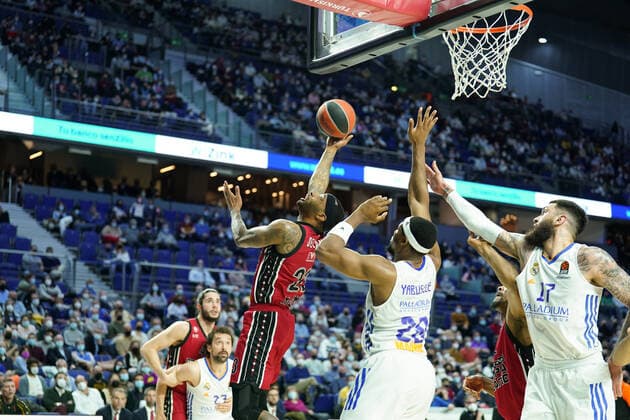 Real Madrid v AX Armani Exchange Milan - Turkish Airlines EuroLeague Malcolm Delaney (AX Armani Exchange Milan) shooting during the Basketball Euroleague Championship Real Madrid Baloncesto vs A X Armani Exchange Milano on March 10, 2022 at the Palacio de Deportes in Madrid, Spain Madrid Spain  Copyright: xSimonexLucarellix originalFilename:livemedia-realmadr220310_npGSq.jpg