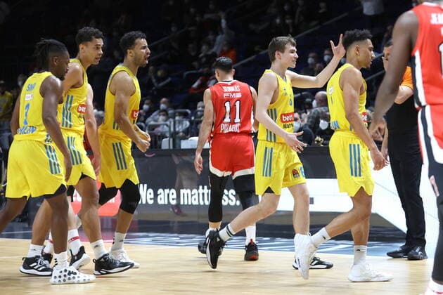 DEU, Europa League, ALBA vs. Olympiacos Piraeus, 10.03.2022, Mercedes-Benz-Arena, Berlin, DEU, Europa League, ALBA vs. Olympiacos Piraeus, im Bild ALBA-Spielerkreis, Jaleen Smith (ALBA Berlin 3), Oscar da Silva (ALBA Berlin 1), Johannes Thiemann (ALBA Berlin 32), Malte Delow (ALBA Berlin 6), Maodo Lo (ALBA Berlin 0)