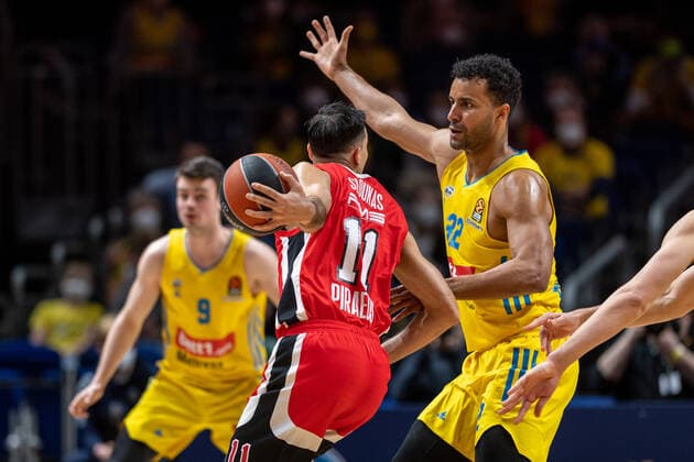 Basketball Berlin 10.03.2022 Saison 2021 2022 Euroleague Regular Season Alba Berlin - Olympiakos Piräus Kostas Sloukas (Piräus, No.11) Johannes Thiemann (Alba Berlin, No.32)