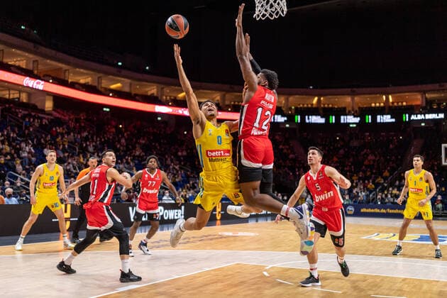 Basketball Berlin 10.03.2022 Saison 2021 2022 Euroleague Regular Season Alba Berlin - Olympiakos Piräus Maodo Lo (Alba Berlin, No.00) Hassan Martin (Piräus, No.12) Kostas Sloukas (Piräus, No.11) Giannoulis Larentzakis (Piräus, No.05)