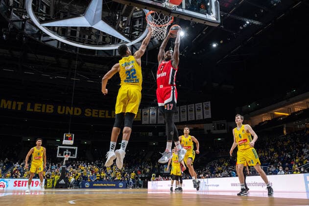 Basketball Berlin 10.03.2022 Saison 2021 2022 Euroleague Regular Season Alba Berlin - Olympiakos Piräus Livio Jean-Charles (Piräus, No.17)Johannes Thiemann (Alba Berlin, No.32)