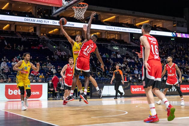 Basketball Berlin 10.03.2022 Saison 2021 2022 Euroleague Regular Season Alba Berlin - Olympiakos Piräus Oscar Da Silva (Alba Berlin, No.01) Moustapha Fall (Piräus, No.10)