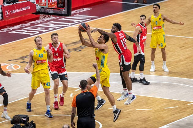 Basketball Berlin 10.03.2022 Saison 2021 2022 Euroleague Regular Season Alba Berlin - Olympiakos Piräus Oscar Da Silva (Alba Berlin, No.01) Hassan Martin (Piräus, No.12)