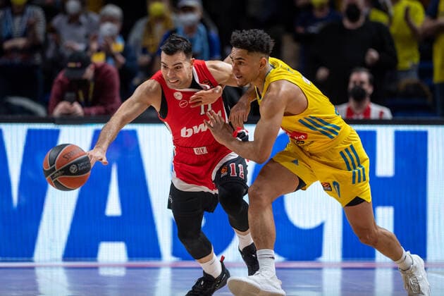 Basketball Berlin 10.03.2022 Saison 2021 2022 Euroleague Regular Season Alba Berlin - Olympiakos Piräus Kostas Sloukas (Piräus, No.11) Maodo Lo (Alba Berlin, No.00)