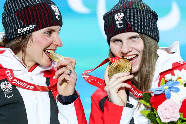 PARALYMPICS - Winter Paralympics Beijing 2022 YANQING,CHINA,11.MAR.22 - PARALYMPICS, ALPINE SKIING - Paralympic Winter games, Winterspiele,Spiele, Summer games Beijing 2022, giant slalom, ladies. Image shows Elisabeth Aigner and Veronika Aigner (AUT). Keywords: medal.  GEPAxpictures xPatrickxSteiner