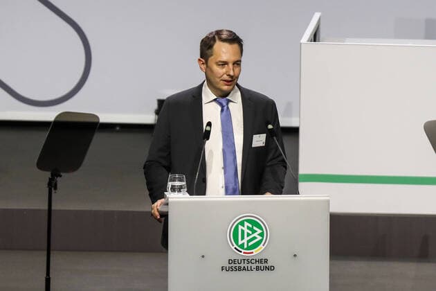 Fussball Saison 2021 22 44.Ordentlicher DFB-Bundestag 11.03.2022, World Conference Center Bonn Stephan Grünwald ( Neuer DFB Schatzmeister ) Bonn World Conference Center Bonn Nordrhein-Westfahlen Deutschland