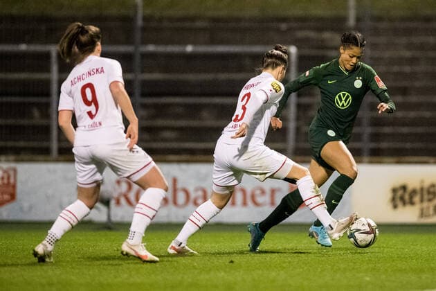 FLYERALARM. Frauen Fussball Bundesliga, 1. FC Koeln - VfL Wolfsburg; 11.03.2022 Sabrina Horvat ( 3, 1. FC Koeln), Sveindis Jonsdottir ( 32, VfL Wolfsburg) FLYERALARM Frauen Fussball Bundesliga, 1. FC Koeln - VfL Wolfsburg, Koeln, Geissbockheim DFB REGULATIONS PROHIBIT ANY USE OF PHOTOGRAPHS AS IMAGE SEQUENCES AND OR QUASI-VIDEO. Copyright: xBEAUTIFULxSPORTS Wunderlx