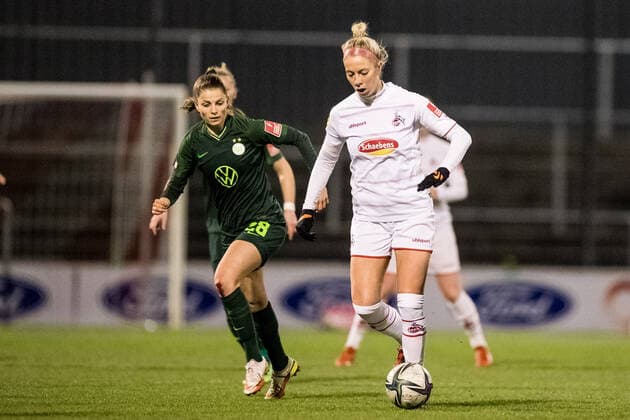 FLYERALARM. Frauen Fussball Bundesliga, 1. FC Koeln - VfL Wolfsburg; 11.03.2022 Tabea Wassmuth ( 28, VfL Wolfsburg), Sharon Beck ( 10, 1. FC Koeln) FLYERALARM Frauen Fussball Bundesliga, 1. FC Koeln - VfL Wolfsburg, Koeln, Geissbockheim DFB REGULATIONS PROHIBIT ANY USE OF PHOTOGRAPHS AS IMAGE SEQUENCES AND OR QUASI-VIDEO. Copyright: xBEAUTIFULxSPORTS Wunderlx