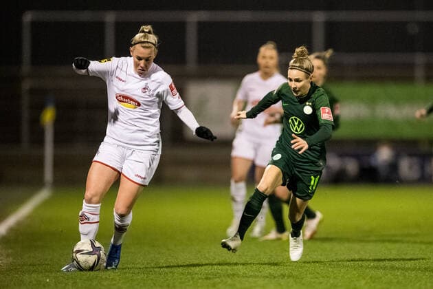 FLYERALARM. Frauen Fussball Bundesliga, 1. FC Koeln - VfL Wolfsburg; 11.03.2022 Marith Mueller-Priessen ( 4, 1. FC Koeln), Svenja Huth ( 10, VfL Wolfsburg) FLYERALARM Frauen Fussball Bundesliga, 1. FC Koeln - VfL Wolfsburg, Koeln, Geissbockheim DFB REGULATIONS PROHIBIT ANY USE OF PHOTOGRAPHS AS IMAGE SEQUENCES AND OR QUASI-VIDEO. Copyright: xBEAUTIFULxSPORTS Wunderlx