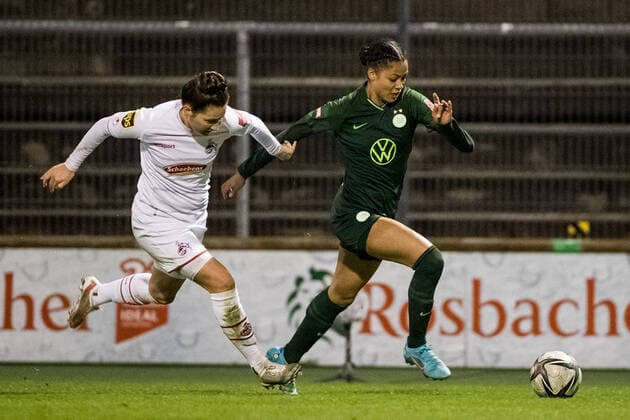 FLYERALARM. Frauen Fussball Bundesliga, 1. FC Koeln - VfL Wolfsburg; 11.03.2022 Sabrina Horvat ( 3, 1. FC Koeln), Sveindis Jonsdottir ( 32, VfL Wolfsburg) FLYERALARM Frauen Fussball Bundesliga, 1. FC Koeln - VfL Wolfsburg, Koeln, Geissbockheim DFB REGULATIONS PROHIBIT ANY USE OF PHOTOGRAPHS AS IMAGE SEQUENCES AND OR QUASI-VIDEO. Copyright: xBEAUTIFULxSPORTS Wunderlx