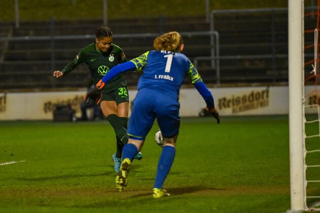 Svandis Jonsdottir (VFL Wolfsburg, 32) trifft zum 0:2, 11.03.2022, Köln (Deutschland), Fussball, Flyeralarm Frauen-Bundesliga, 1. FC Köln - VFL Wolfsburg