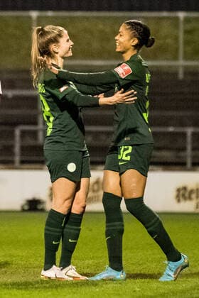 FLYERALARM. Frauen Fussball Bundesliga, 1. FC Koeln - VfL Wolfsburg; 11.03.2022 Jubel zum 0:2 durch Sveindis Jonsdottir ( 32, VfL Wolfsburg) FLYERALARM Frauen Fussball Bundesliga, 1. FC Koeln - VfL Wolfsburg, Koeln, Geissbockheim DFB REGULATIONS PROHIBIT ANY USE OF PHOTOGRAPHS AS IMAGE SEQUENCES AND OR QUASI-VIDEO. Copyright: xBEAUTIFULxSPORTS Wunderlx