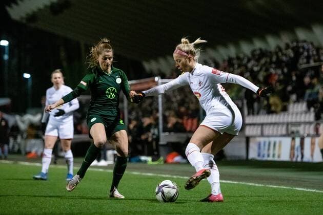 Sharon Beck (1. FC Koeln) im Zweikampf mit Tabea Waßmuth (VfL Wolfsburg), 1. FC Koeln vs. VfL Wolfsburg, Flyeralarm Frauen Bundesliga, 16. Spieltag, 11.03.2022, Spielzeit 2021 2022 1. FC Koeln vs. VfL Wolfsburg, Flyeralarm Frauen Bundesliga, 16. Spieltag, 11.03.2022, Spielzeit 2021 2022 Copyright: xEibner Memmlerx EP_MMR