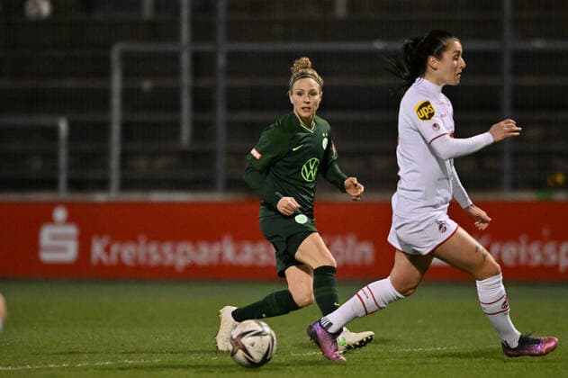 Svenja Huth (VfL Wolfsburg, 10) spielt den Ball nach Innen, 11.03.2022, Köln (Deutschland), Fussball, Flyeralarm Frauen-Bundesliga, 1. FC Köln - VFL Wolfsburg