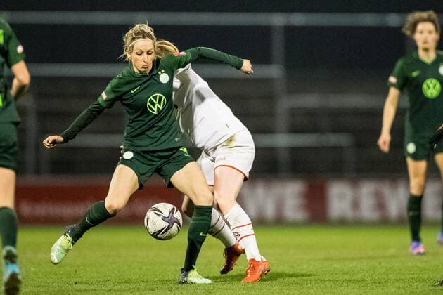 FLYERALARM. Frauen Fussball Bundesliga, 1. FC Koeln - VfL Wolfsburg; 11.03.2022 Kathy Hendrich ( 4, VfL Wolfsburg), Amber Barrett ( 22, 1. FC Koeln) FLYERALARM Frauen Fussball Bundesliga, 1. FC Koeln - VfL Wolfsburg, Koeln, Geissbockheim DFB REGULATIONS PROHIBIT ANY USE OF PHOTOGRAPHS AS IMAGE SEQUENCES AND OR QUASI-VIDEO. Copyright: xBEAUTIFULxSPORTS Wunderlx