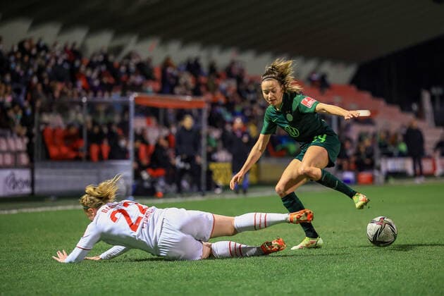 Flyeralarm Frauen-Bundesliga 2021-2022, 1. FC Köln - VFL Wolfsburg Amber Barrett (FC, 22), Joelle Wedemeyer (VfL, 24) Köln Franz-Kremer-Stadion, Rasenplatz Nordrhein-Westfalen Deutschland