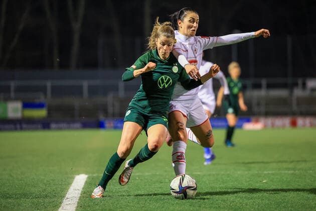 Flyeralarm Frauen-Bundesliga 2021-2022, 1. FC Köln - VFL Wolfsburg Tabea Waßmuth (VfL, 28), Francesca CalÃ² (FC, 2) Köln Franz-Kremer-Stadion, Rasenplatz Nordrhein-Westfalen Deutschland