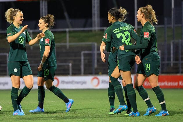 Flyeralarm Frauen-Bundesliga 2021-2022, 1. FC Köln - VFL Wolfsburg Torjubel VfL Wolfsburg mir Sveindis Jonsdottir (VfL, 32), Felicitas Rauch (VfL, 13), Jill Roord (VfL, 14) Köln Franz-Kremer-Stadion, Rasenplatz Nordrhein-Westfalen Deutschland