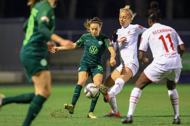 Flyeralarm Frauen-Bundesliga 2021-2022, 1. FC Köln - VFL Wolfsburg Joelle Wedemeyer (VfL, 24), Sharon Beck (FC, 10) Köln Franz-Kremer-Stadion, Rasenplatz Nordrhein-Westfalen Deutschland