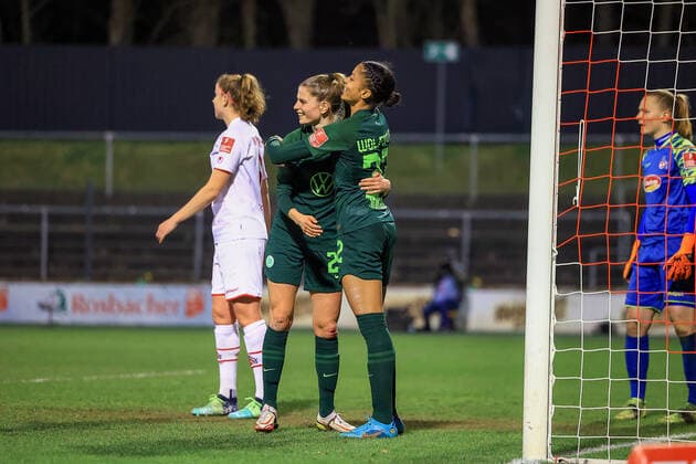 Flyeralarm Frauen-Bundesliga 2021-2022, 1. FC Köln - VFL Wolfsburg Torjubel nach dem 2:0 durch Sveindis Jonsdottir (VfL, 32) mit Tabea Waßmuth (VfL, 28) Köln Franz-Kremer-Stadion, Rasenplatz Nordrhein-Westfalen Deutschland