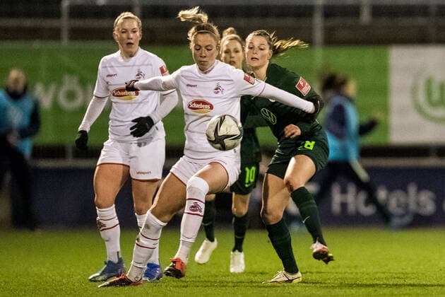 FLYERALARM. Frauen Fussball Bundesliga, 1. FC Koeln - VfL Wolfsburg; 11.03.2022 Sharon Beck ( 10, 1. FC Koeln), Tabea Wassmuth ( 28, VfL Wolfsburg) FLYERALARM Frauen Fussball Bundesliga, 1. FC Koeln - VfL Wolfsburg, Koeln, Geissbockheim DFB REGULATIONS PROHIBIT ANY USE OF PHOTOGRAPHS AS IMAGE SEQUENCES AND OR QUASI-VIDEO. Copyright: xBEAUTIFULxSPORTS Wunderlx