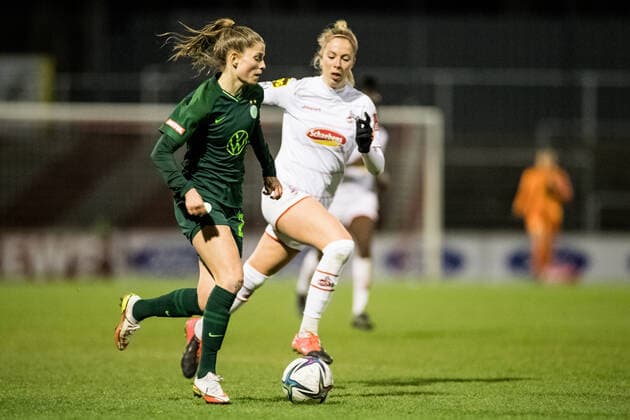FLYERALARM. Frauen Fussball Bundesliga, 1. FC Koeln - VfL Wolfsburg; 11.03.2022 Tabea Wassmuth ( 28, VfL Wolfsburg), Sharon Beck ( 10, 1. FC Koeln) FLYERALARM Frauen Fussball Bundesliga, 1. FC Koeln - VfL Wolfsburg, Koeln, Geissbockheim DFB REGULATIONS PROHIBIT ANY USE OF PHOTOGRAPHS AS IMAGE SEQUENCES AND OR QUASI-VIDEO. Copyright: xBEAUTIFULxSPORTS Wunderlx