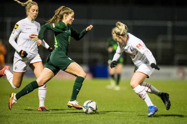 FLYERALARM. Frauen Fussball Bundesliga, 1. FC Koeln - VfL Wolfsburg; 11.03.2022 Sharon Beck ( 10, 1. FC Koeln), Tabea Wassmuth ( 28, VfL Wolfsburg), Marith Mueller-Priessen ( 4, 1. FC Koeln) FLYERALARM Frauen Fussball Bundesliga, 1. FC Koeln - VfL Wolfsburg, Koeln, Geissbockheim DFB REGULATIONS PROHIBIT ANY USE OF PHOTOGRAPHS AS IMAGE SEQUENCES AND OR QUASI-VIDEO. Copyright: xBEAUTIFULxSPORTS Wunderlx
