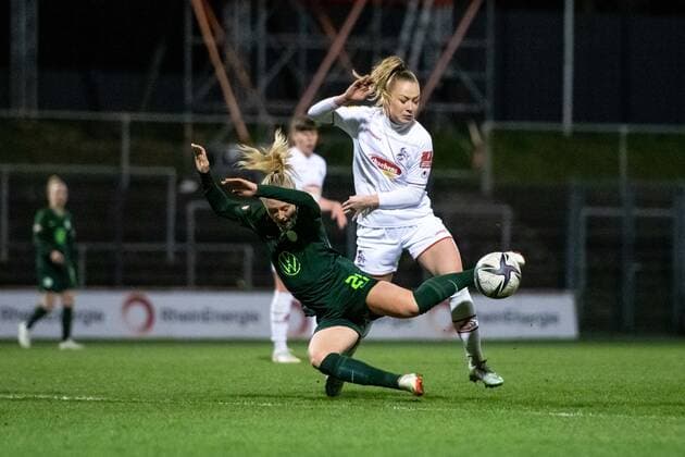 Weronika Zawistowska (1. FC Koeln) im Zweikampf mit Rebecka Blomqvist (VfL Wolfsburg), 1. FC Koeln vs. VfL Wolfsburg, Flyeralarm Frauen Bundesliga, 16. Spieltag, 11.03.2022, Spielzeit 2021 2022 1. FC Koeln vs. VfL Wolfsburg, Flyeralarm Frauen Bundesliga, 16. Spieltag, 11.03.2022, Spielzeit 2021 2022 Copyright: xEibner Memmlerx EP_MMR