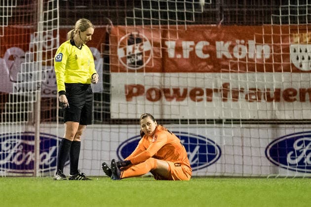 FLYERALARM. Frauen Fussball Bundesliga, 1. FC Koeln - VfL Wolfsburg; 11.03.2022 Lisa Weiss ( 30, VfL Wolfsburg) sitzt auf dem Boden FLYERALARM Frauen Fussball Bundesliga, 1. FC Koeln - VfL Wolfsburg, Koeln, Geissbockheim DFB REGULATIONS PROHIBIT ANY USE OF PHOTOGRAPHS AS IMAGE SEQUENCES AND OR QUASI-VIDEO. Copyright: xBEAUTIFULxSPORTS Wunderlx