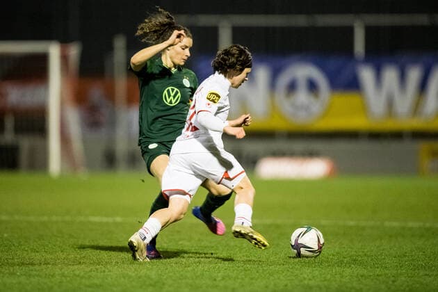 FLYERALARM. Frauen Fussball Bundesliga, 1. FC Koeln - VfL Wolfsburg; 11.03.2022 Alicia Gudorf ( 12, 1. FC Koeln), Dominique Janssen ( 6, VfL Wolfsburg FLYERALARM Frauen Fussball Bundesliga, 1. FC Koeln - VfL Wolfsburg, Koeln, Geissbockheim DFB REGULATIONS PROHIBIT ANY USE OF PHOTOGRAPHS AS IMAGE SEQUENCES AND OR QUASI-VIDEO. Copyright: xBEAUTIFULxSPORTS Wunderlx