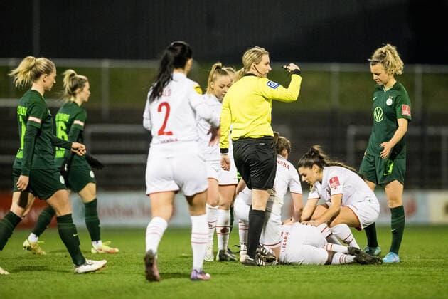 FLYERALARM. Frauen Fussball Bundesliga, 1. FC Koeln - VfL Wolfsburg; 11.03.2022 Eunice Beckmann ( 11, 1. FC Koeln) verletzt auf dem Platz FLYERALARM Frauen Fussball Bundesliga, 1. FC Koeln - VfL Wolfsburg, Koeln, Geissbockheim DFB REGULATIONS PROHIBIT ANY USE OF PHOTOGRAPHS AS IMAGE SEQUENCES AND OR QUASI-VIDEO. Copyright: xBEAUTIFULxSPORTS Wunderlx