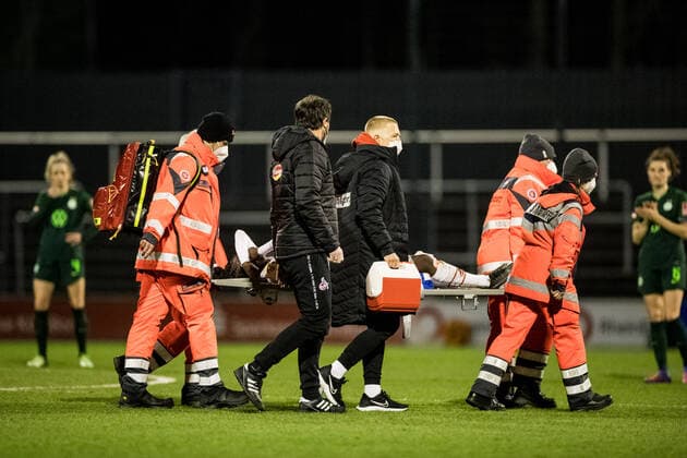 FLYERALARM. Frauen Fussball Bundesliga, 1. FC Koeln - VfL Wolfsburg; 11.03.2022 Eunice Beckmann ( 11, 1. FC Koeln) muss verletzt vom Platz getragen werden FLYERALARM Frauen Fussball Bundesliga, 1. FC Koeln - VfL Wolfsburg, Koeln, Geissbockheim DFB REGULATIONS PROHIBIT ANY USE OF PHOTOGRAPHS AS IMAGE SEQUENCES AND OR QUASI-VIDEO. Copyright: xBEAUTIFULxSPORTS Wunderlx