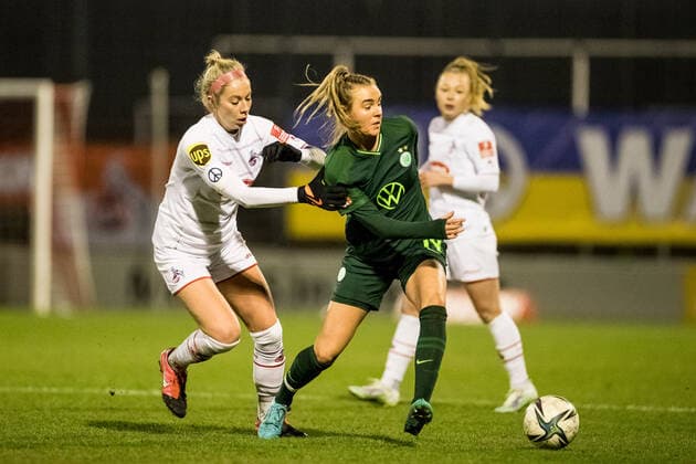FLYERALARM. Frauen Fussball Bundesliga, 1. FC Koeln - VfL Wolfsburg; 11.03.2022 Sharon Beck ( 10, 1. FC Koeln), Jill Roord ( 14, VfL Wolfsburg) FLYERALARM Frauen Fussball Bundesliga, 1. FC Koeln - VfL Wolfsburg, Koeln, Geissbockheim DFB REGULATIONS PROHIBIT ANY USE OF PHOTOGRAPHS AS IMAGE SEQUENCES AND OR QUASI-VIDEO. Copyright: xBEAUTIFULxSPORTS Wunderlx